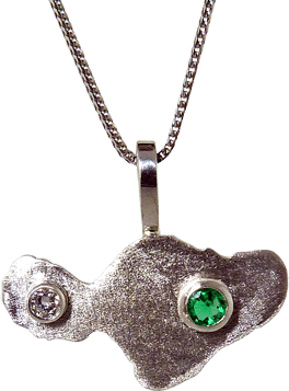 Gold Pendant In The Shape Of Maui With And Emerald And Diamond