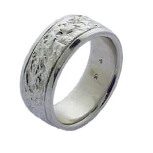 14 K white gold Men's polished pipestyle comfort fit band with reticulated centre, 9mm wide. This ring is available in 14K/18K white, yellow or rose gold and platinum and in any width or finish.
