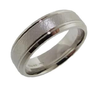 14K White gold men's flat band with polished beveled edges and textured centre. This ring is available in 14K/18K white, yellow or rose gold and platinum and in any width or finish.