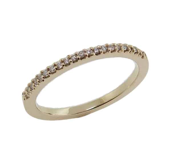 Lady's 14K yellow gold diamond band shared clawed set with 21 round brilliant cut diamonds, H-I, SI2-I1, totaling 0.105 carats.