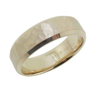 10K Yellow gold beveled edge men's 6.5mm band with hammered stainless centre and polished edges.