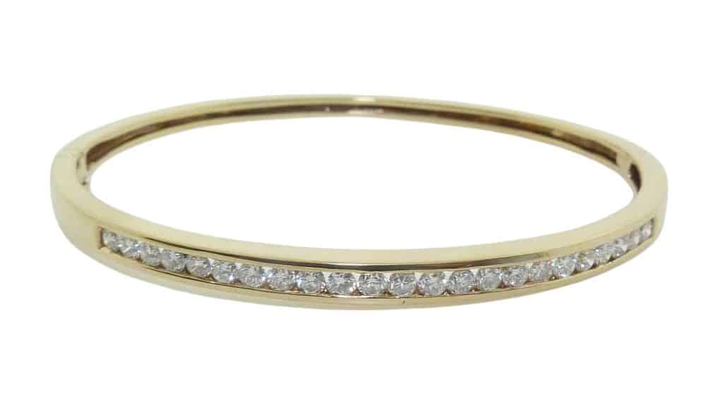 Estate jewellery - 18K Yellow gold hinged bangle channel set with twenty-three round brilliant cut diamonds, 1.1 total carat weight, H/I, SI.
