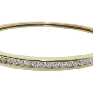 Estate jewellery - 18K Yellow gold hinged bangle channel set with twenty-three round brilliant cut diamonds, 1.1 total carat weight, H/I, SI.